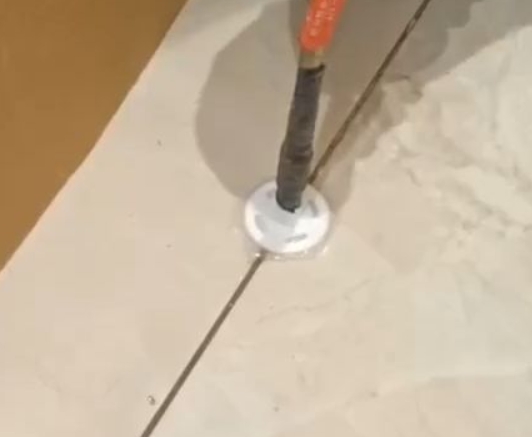 太仆寺瓷砖空鼓维修公司专业解答瓷砖在铺贴过程中，如果没有涂抹均匀到位的粘结材料（如水泥砂浆或瓷砖胶），可能会导致以下问题